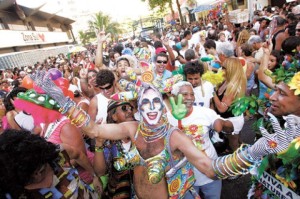 Festas do bloco: la gente se disfraza y se junta en distintos puntos de la ciudad, a festejar.