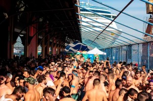 The Week, Circuit: una multitud baila frente a un crucero anclado en el muelle, en las primeras horas de la mañana.